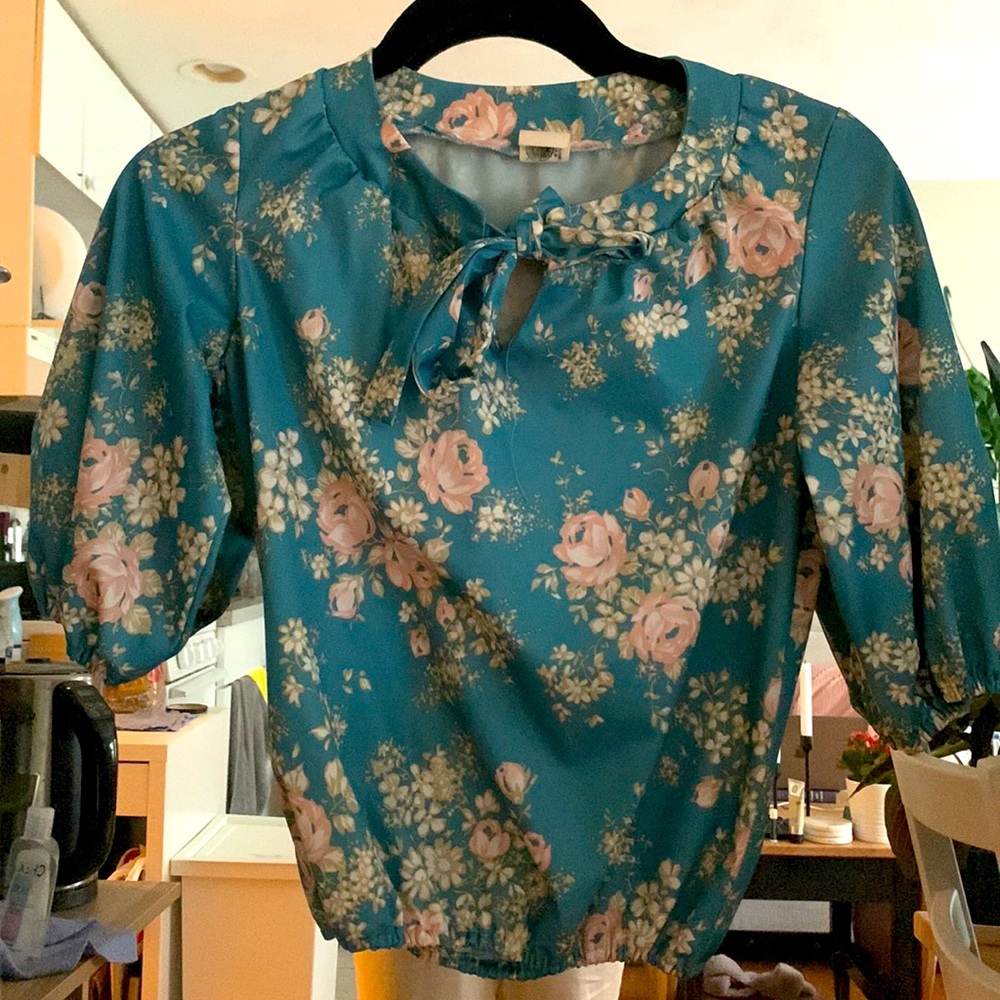 Cropped blue floral blouse